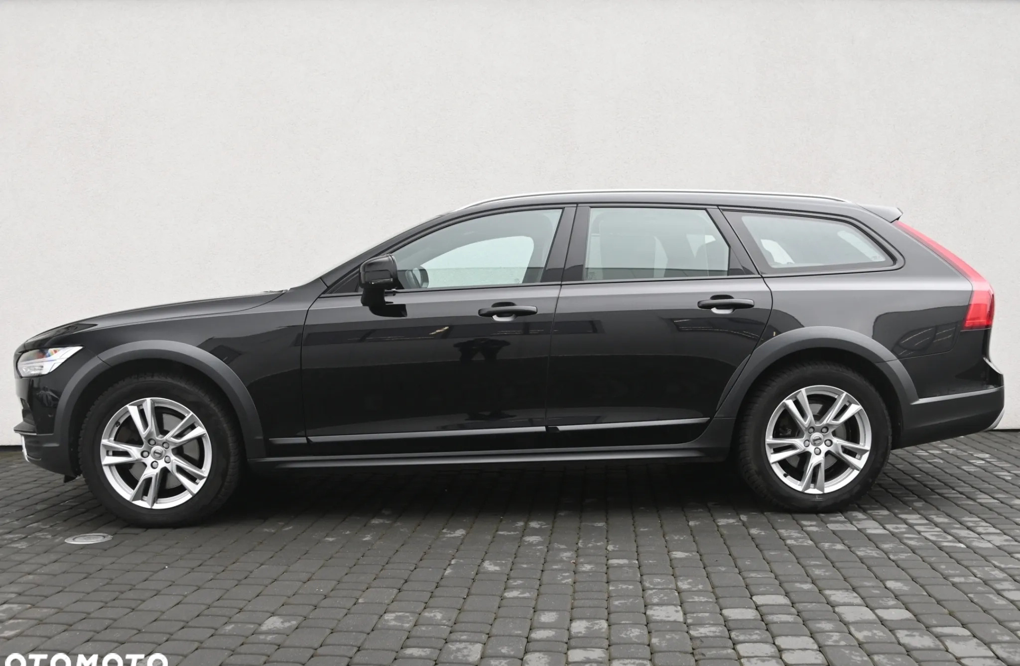 Volvo V90 Cross Country cena 103000 przebieg: 219518, rok produkcji 2017 z Lwówek małe 379